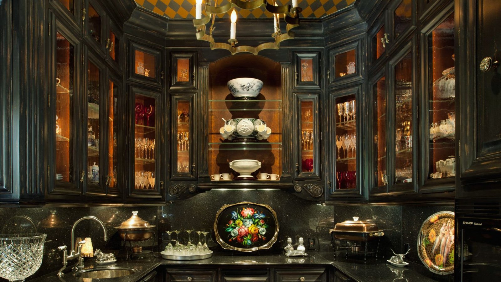 39. Statement Backsplash Art Kitchen
40. Butler's Pantry Prestige Kitchen